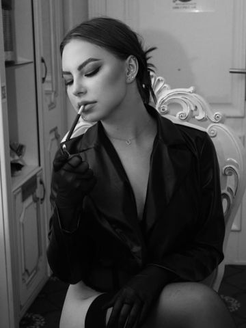 Ясмина Студентка